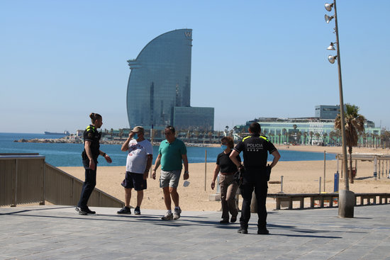 Local police speaking to people at a Barcelona beach on May 20 (by Miquel Codolar)